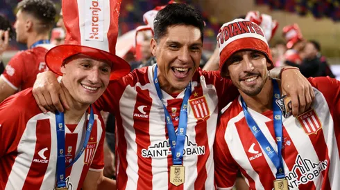 Fernando Zuqui, Enzo Pérez y José Sosa celebran el título de Estudiantes.