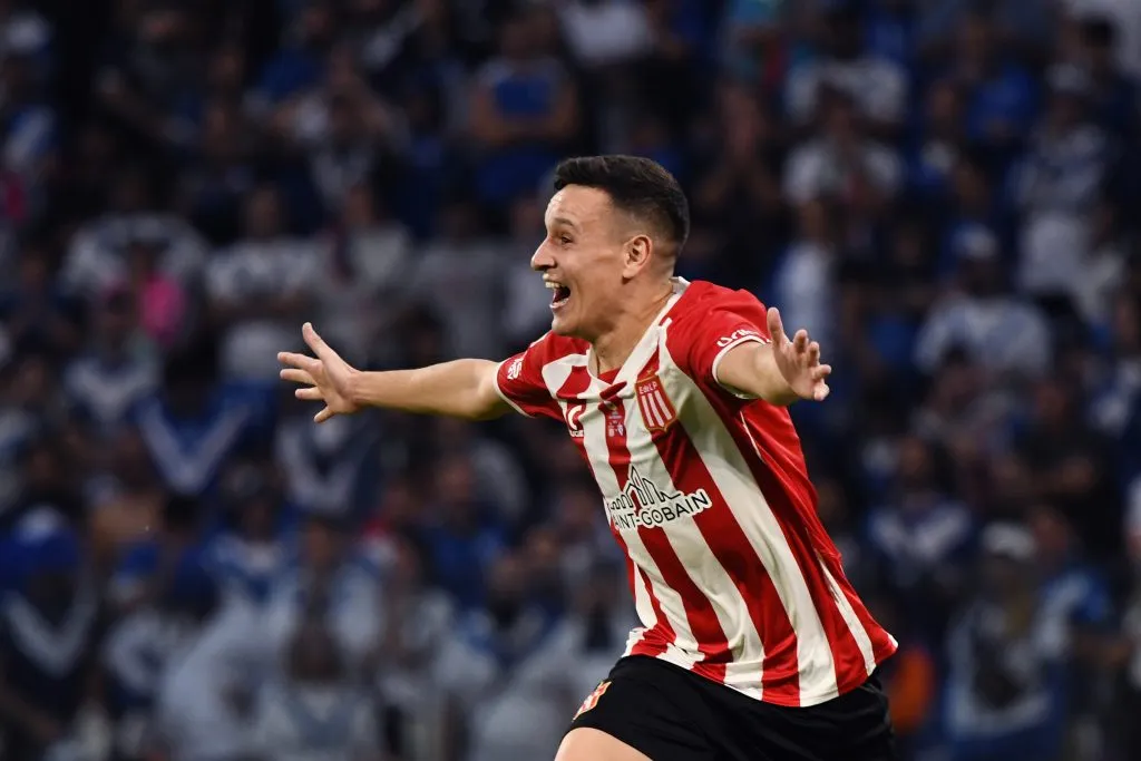 Fernando Zuqui marcó el penal que le dio el título a Estudiantes en Argentina. (Joaquín Camiletti/Getty Images).