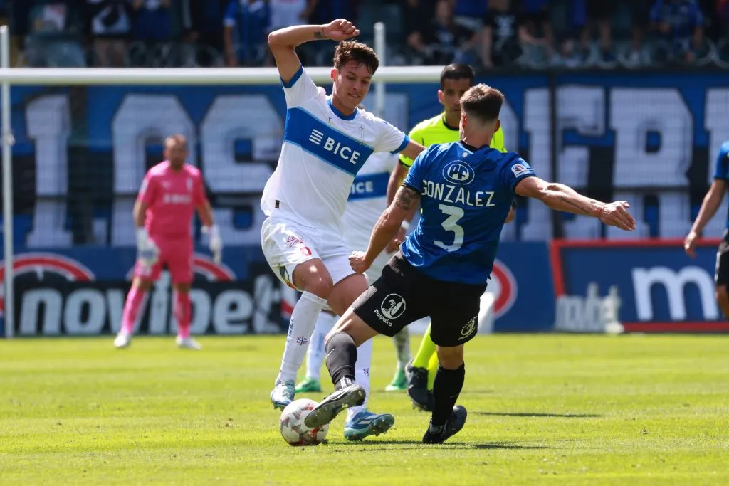 Alfred Canales traba un balón con Imanol González. Desde la llegada de Tiago Nunes ha perdido mucho terreno. (Eduardo Fortes/Photosport).
