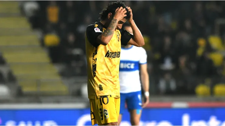 Luciano Cabral se toma la cabeza. No podrá jugar la Copa América.