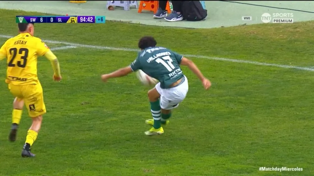 La rabona de John Valladares ni se acercó a la perfección. (Captura Estadio TNT).