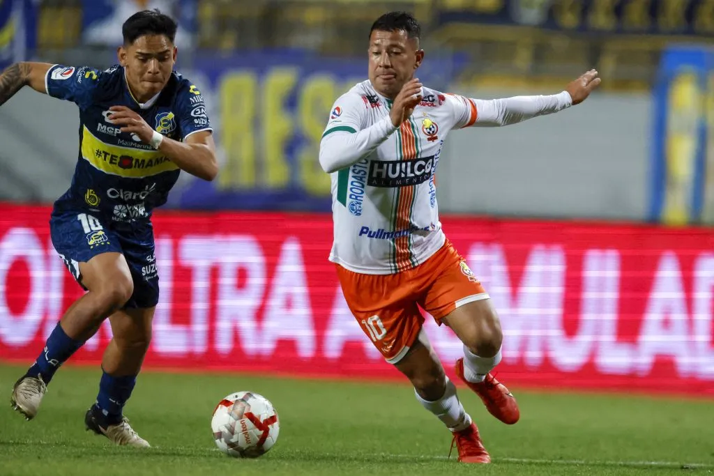 Joan Cruz en parte de la poca acción que ha tenido con Everton: en plena lucha con Leonardo Valencia.  (Andrés Piña/Photosport).
