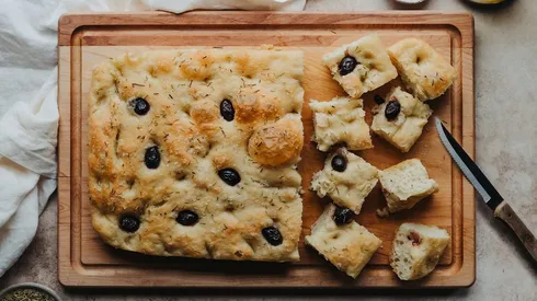 Focaccia con aceitunas y romero.