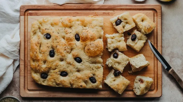 Focaccia con aceitunas y romero.