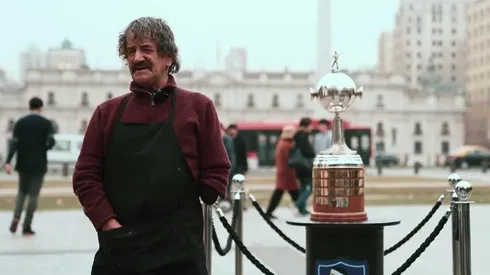 Los hinchas de Colo Colo junto a la Copa Libertadores