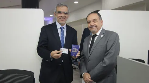 El ministro de Justicia y DD.HH., Luis Cordero y el director nacional del Registro Civil, Omar Morales, presentan el nuevo carnet y pasaporte.