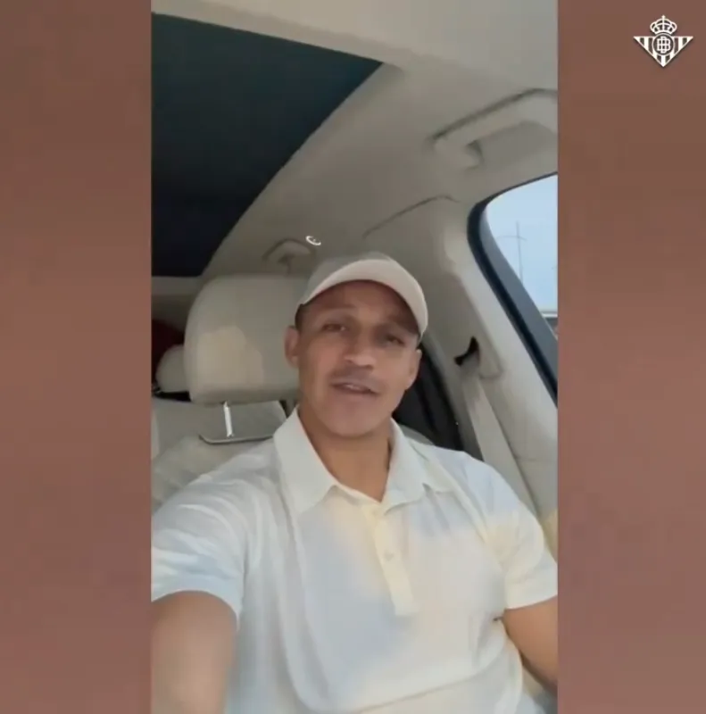 Sánchez sigue de vacaciones en Europa y recién el jueves llega a trabajar con la Roja