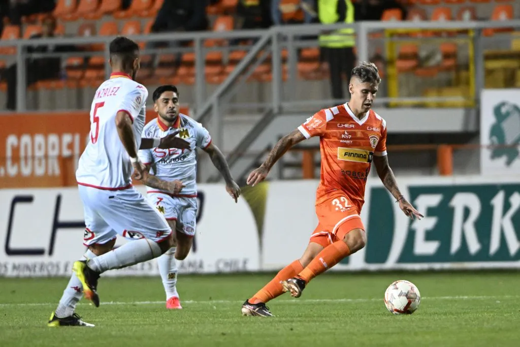Agustín Mulet en acción por Cobreloa. Tiene los días contados en Calama. (Pedro Tapia/Photosport).