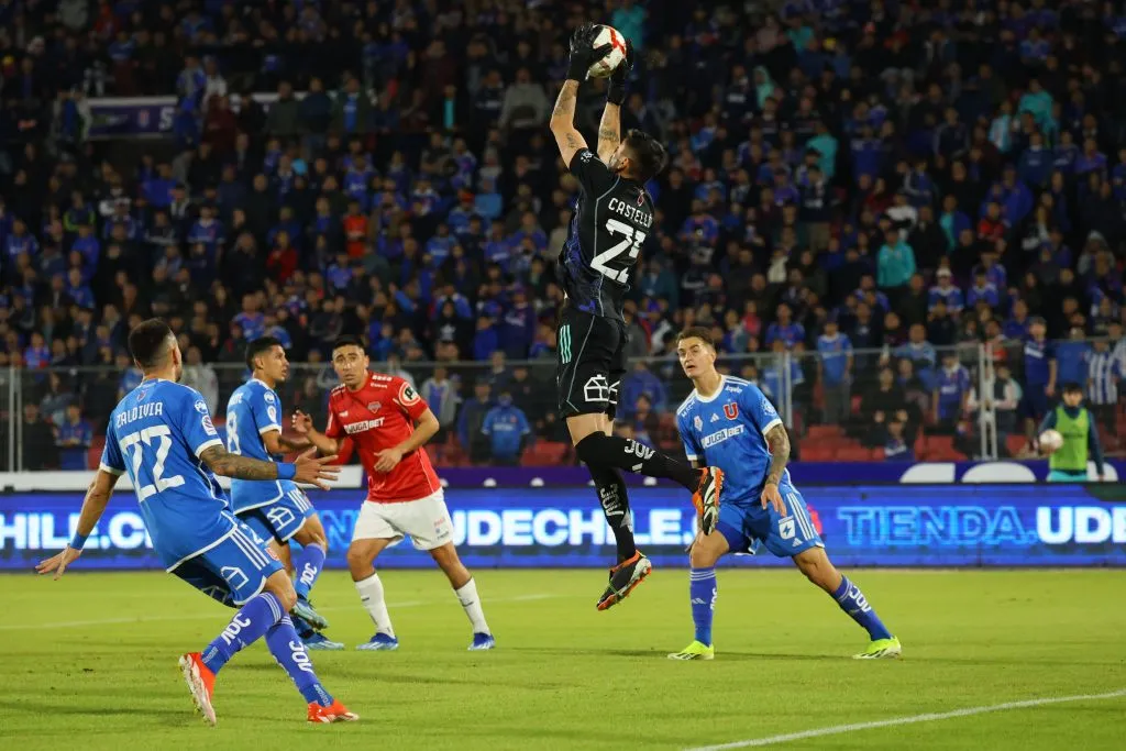 Gabriel Castellón descuelga un centro ante Ñublense. (Marcelo Hernández /Photosport).