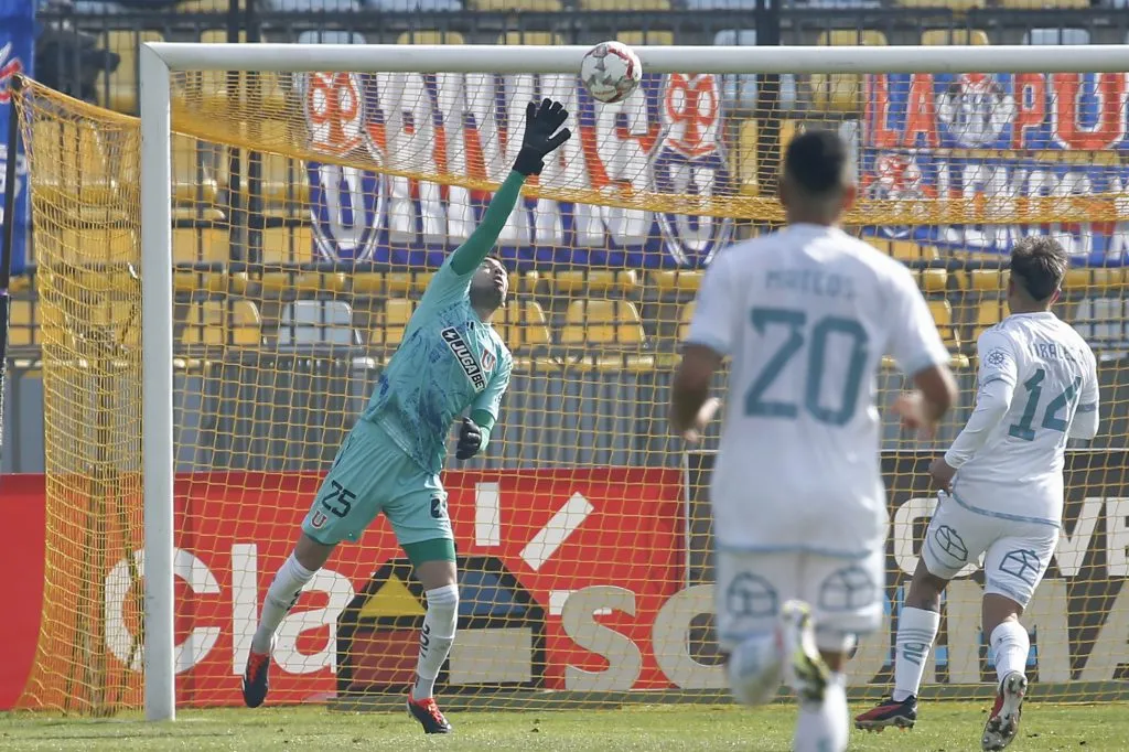 Una de las tapadas de Gabriel Castellón ante Everton. (Sebastian Cisternas/Photosport).