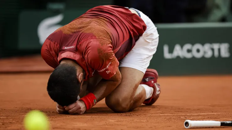 Novak Djokovic no podrá seguir jugando en Roland Garros.