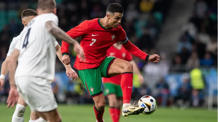 Cristiano ya luce la nueva camiseta de Portugal.
