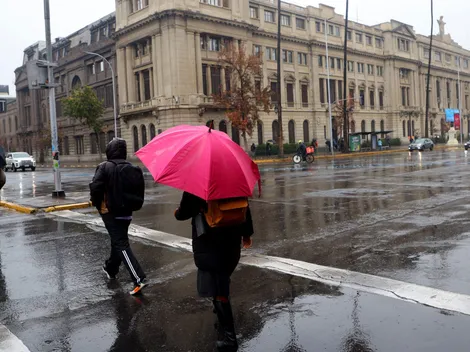 ¿Llueve hoy? Revisa si habrán precipitaciones esta semana para Santiago