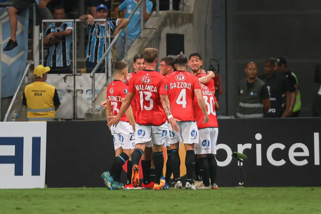 Así celebró Huachipato el golazo de Felipe Loyola ante Gremio. (Photosport).
