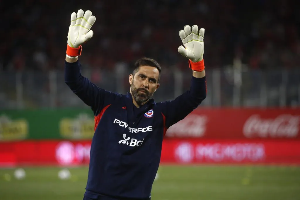 Claudio Bravo recibe el cariño de la hinchada de la Roja en el estadio Monumental. (Jonnathan Oyarzun/Photosport).
