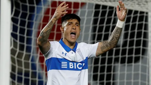 Valber Huerta, hoy en el Toluca de México, a una firma de volver a Universidad Católica.