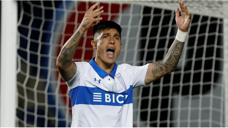 Valber Huerta, hoy en el Toluca de México, a una firma de volver a Universidad Católica.