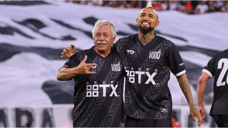Carlos Caszely, pasado y presente de Colo Colo, miran a la Copa Libertadores.