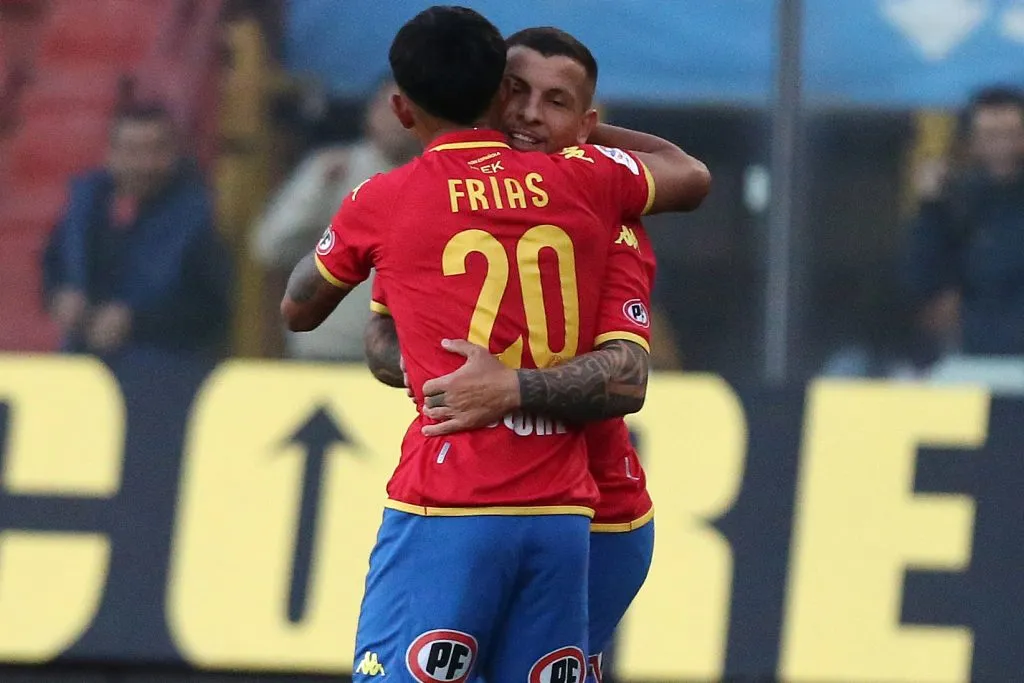 Franco Frías se abraza con Emiliano Vecchio, a quien conocía desde Rosario Central. (Javier Salvo/Photosport).