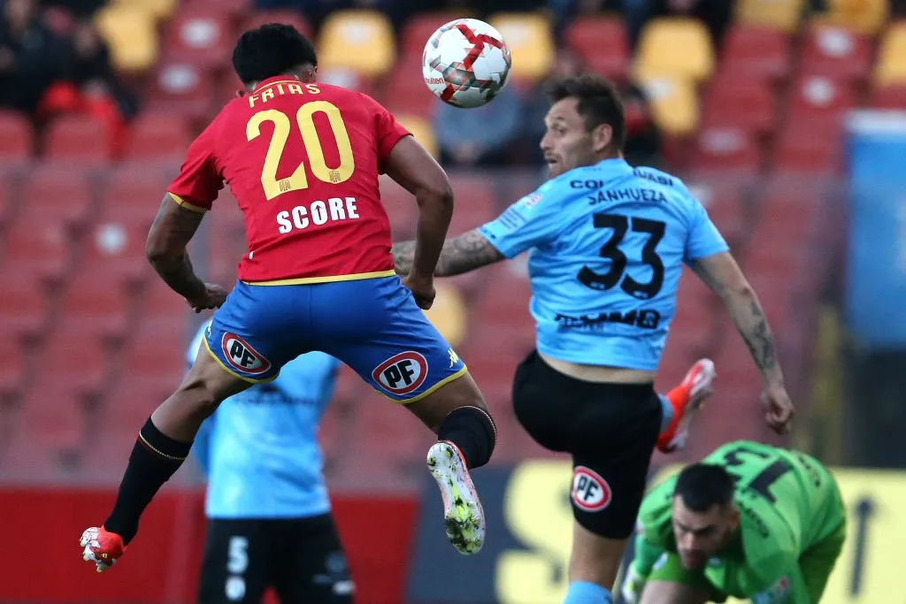 El cabezazo de Franco Frías ante Deportes Iquique. (Javier Salvo/Photosport).