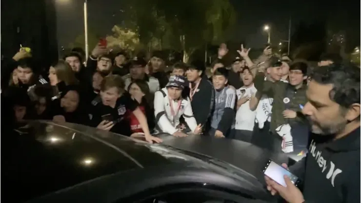 Los hinchas esperaron a Damián Pizarro a la salida del Monumental