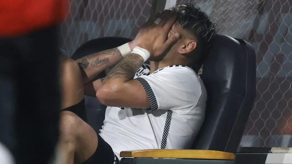 Carlos Palacios recibió un fuerte reproche de Almirón.