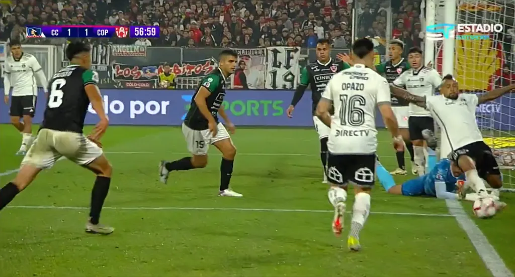 La pelota que Vidal rescató desde fuera de la cancha. (Captura Estadio TNT Sports).