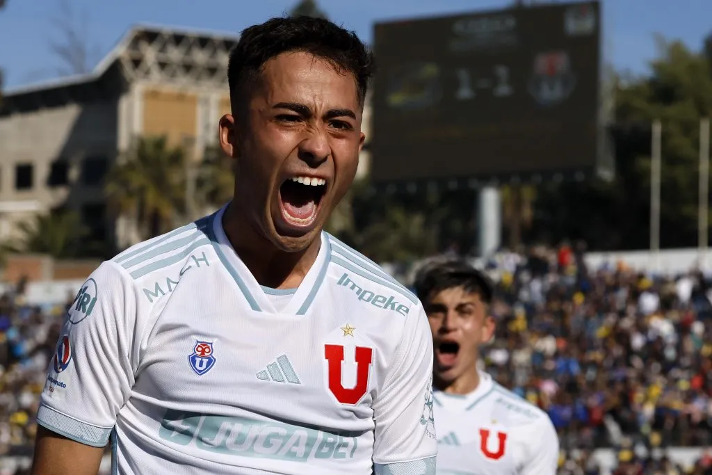 El festejo de Lucas Assadi tras el golazo que desniveló el marcador a favor de la U. (Andrés Piña/Photosport).