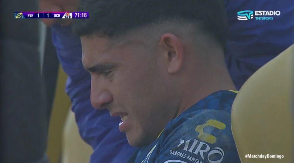 Braian Martínez salió lesionado en Everton frente a Universidad de Chile. (Captura Estadio TNT Sports).