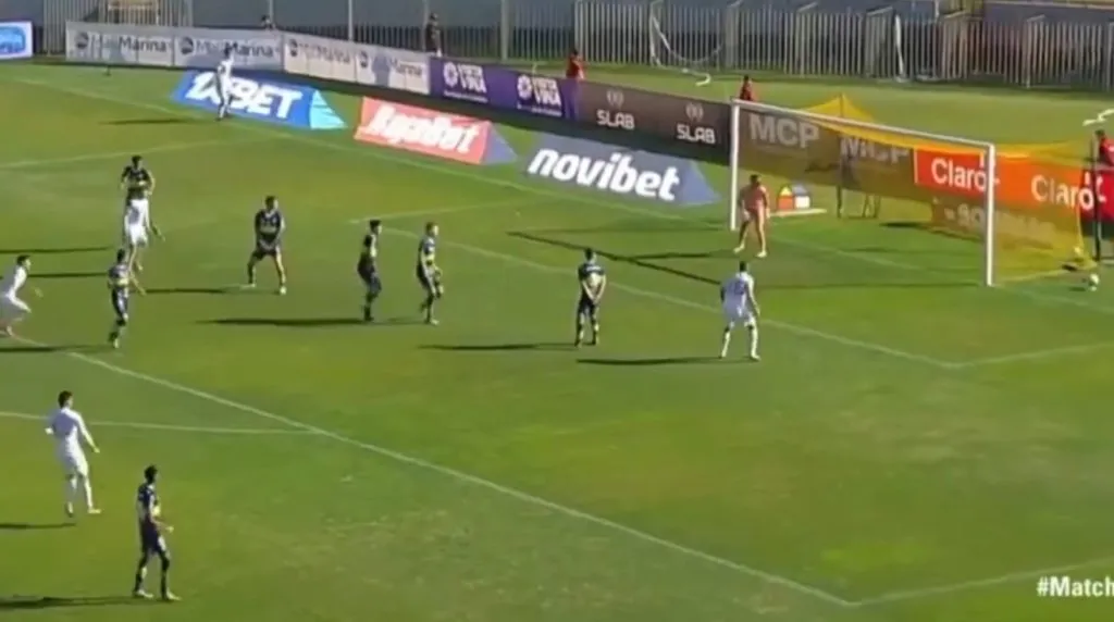 La pelota se clava en el ángulo inferior izquierdo del arco de Everton (Captura)