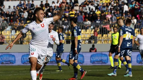 Universidad de Chile consiguió un triunfo agónico ante Everton y sigue en la punta.