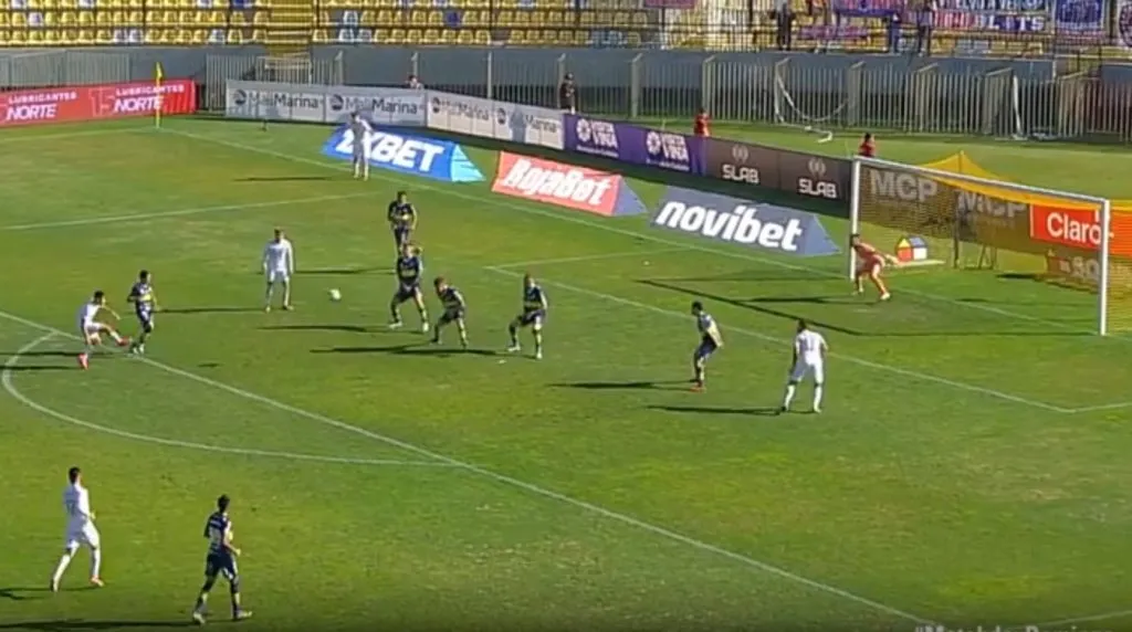 El momento en que Lucas Assadi remata al arco en la última jugada del partido (Captura)