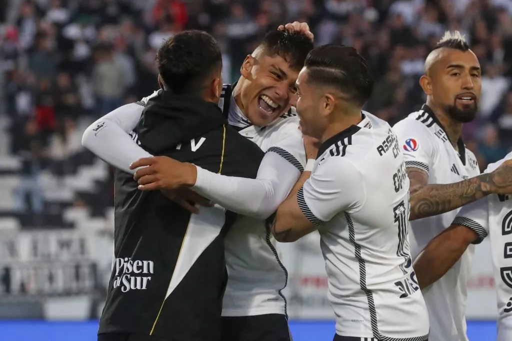 Varios jugadores de Colo Colo le brindaron cariño y dejaron buenos deseos para Damián Pizarro. (Jonnathan Oyarzun/Photosport).