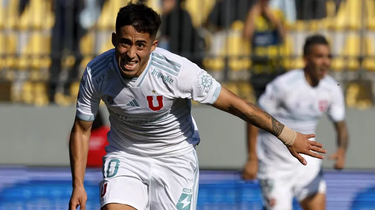 Lucas Assadi celebra su golazo en la U.