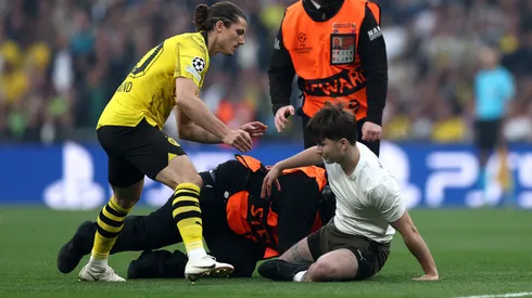 20 segundos demoraron los hinchas en suspender la final de Champions.