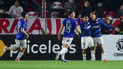 Huachipato logró un importante triunfo en Argentina.