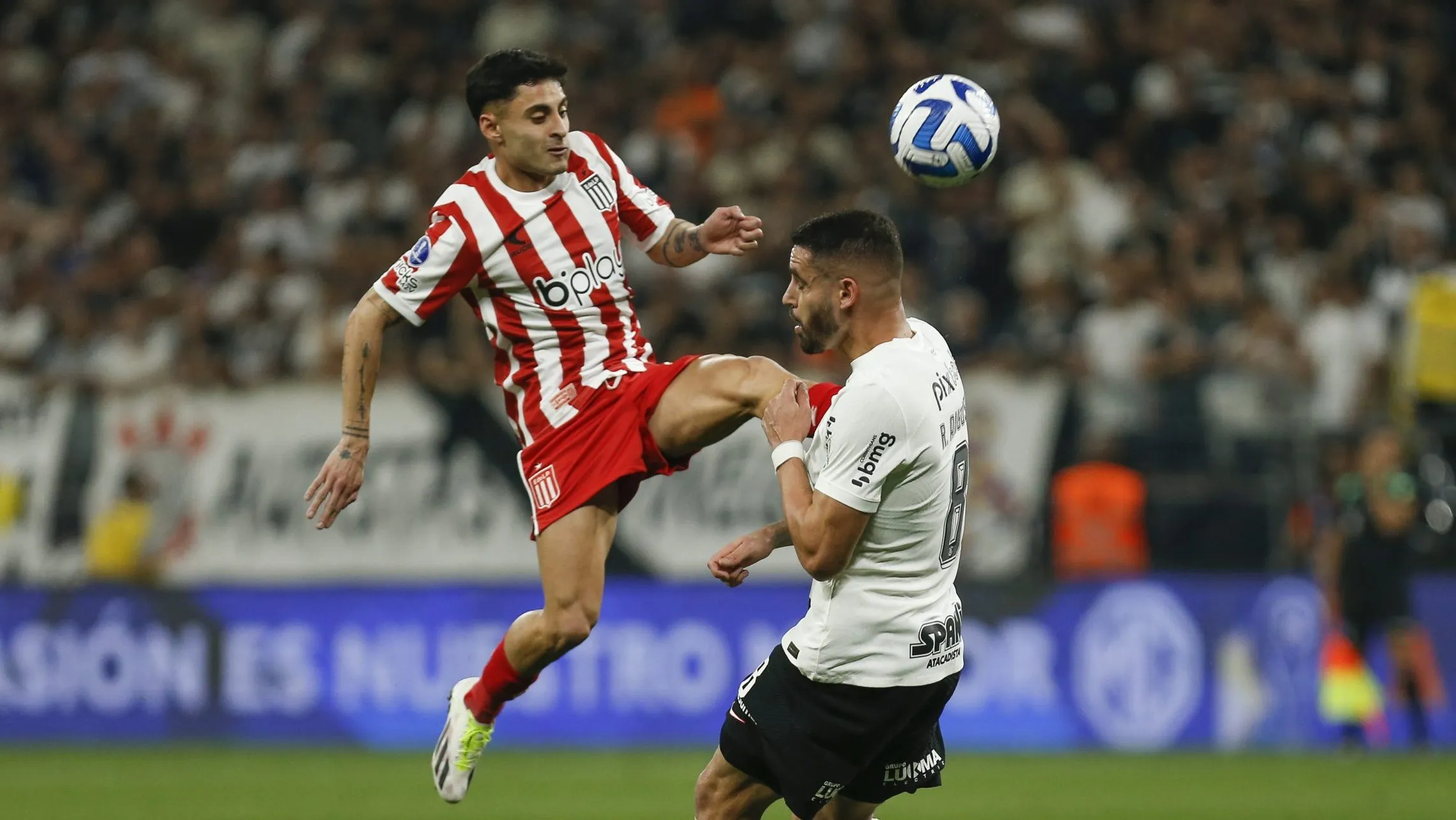 Javier Altamirano en acción por Estudiantes de La Plata. (Ricardo Moreira/Getty Images).
