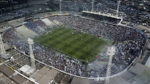 Colo Colo avanza en el nuevo Estadio Monumental.