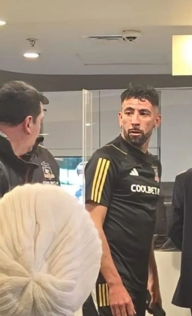 El Huaso Isla con la indumentaria de Colo Colo