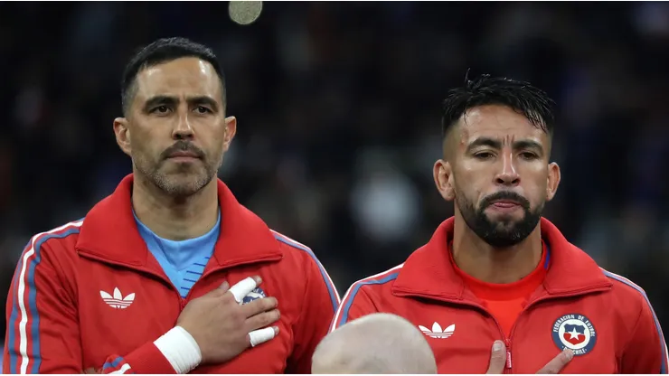 Claudio Bravo y Mauricio Isla, unidos por La Roja y ahora por Colo Colo.