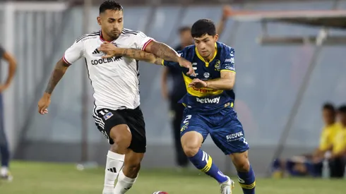 Cristián Riquelme intenta desbordar a Marcos Bolados. Serán compañeros en Colo Colo.