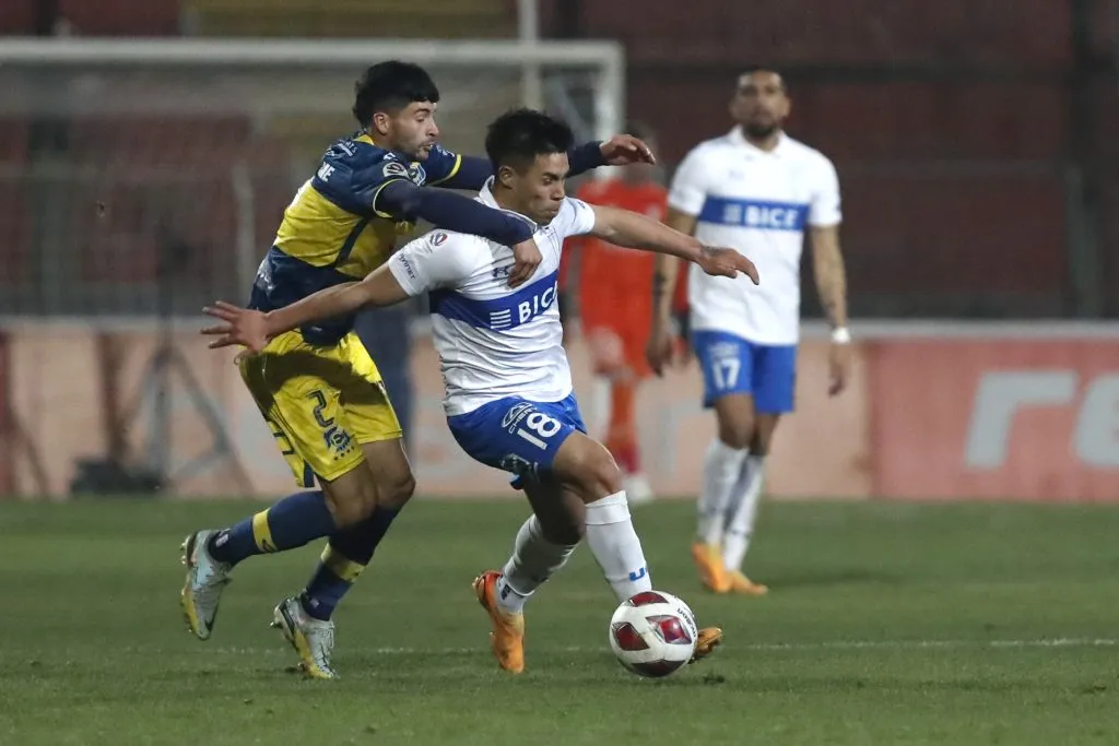 Cristián Riquelme marca a Alexander Aravena, quien fichó por Gremio en este mercado. (Jonnathan Oyarzun/Photosport).