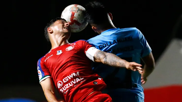 Los jugadores de Deportes Iquique y Unión La Calera disputan el balón en el aire en el último enfrentamiento entre los dos equipos.