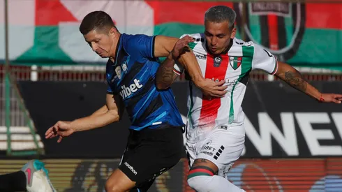Joe Abrigo y Cris Martínez disputan el balón en el último enfrentamiento entre Palestino y Huachipato.