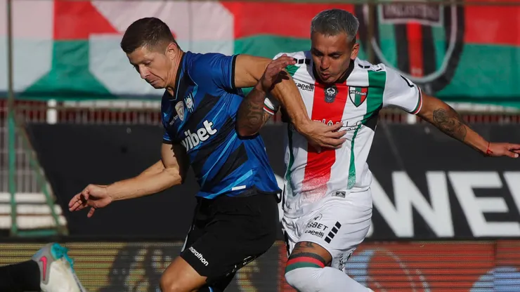 Joe Abrigo y Cris Martínez disputan el balón en el último enfrentamiento entre Palestino y Huachipato.