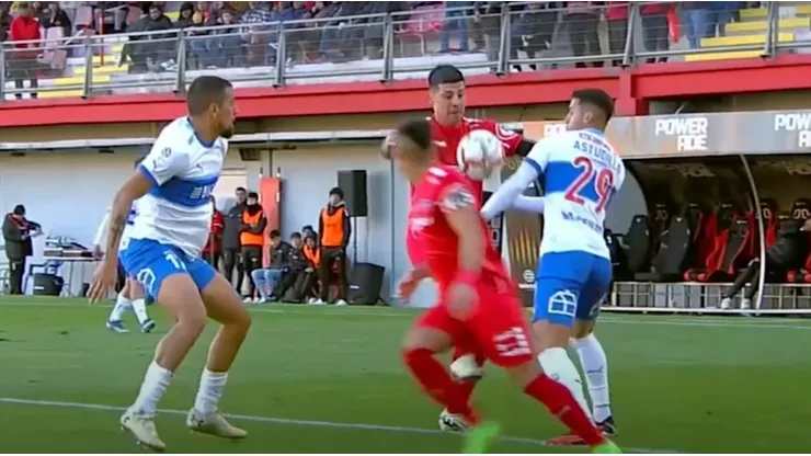La polémica acción que los árbitros no cobraron a favor de Ñublense ante Católica en el VAR.