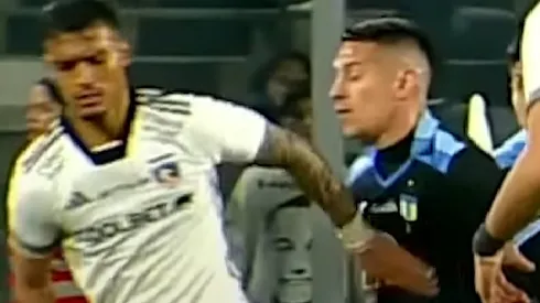 Daniel Gutiérrez le tiró un manotazo a Carlos Auzqui que le significó la tarjeta roja, pero el VAR lo salvó.