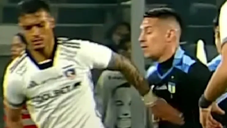 Daniel Gutiérrez le tiró un manotazo a Carlos Auzqui que le significó la tarjeta roja, pero el VAR lo salvó.
