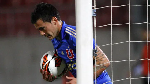 Charles Aránguiz arriba el jueves al país para firmar con la U.