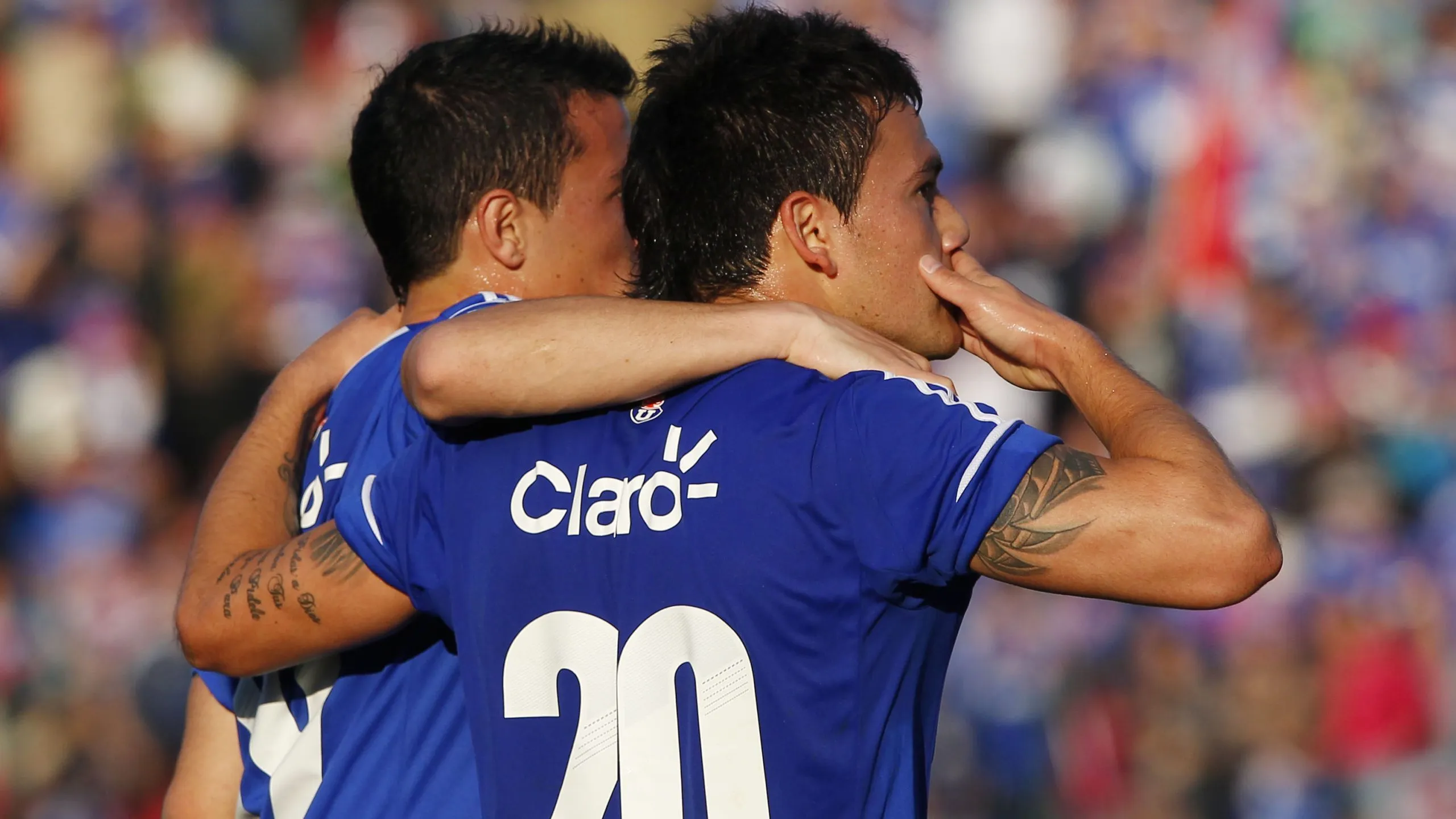 Charles Aránguiz se acerca a U de Chile. Foto: Marcelo Hernandez/Photosport